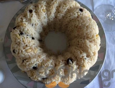 Η συνταγή της ημέρας: Ρύζι με μαύρες σταφίδες και κουκουνάρι